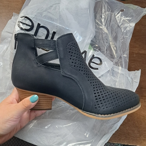 NEW AVENUE JOANNE ANKLE BOOTS (WIDE WIDTH) - Picture 4 of 6